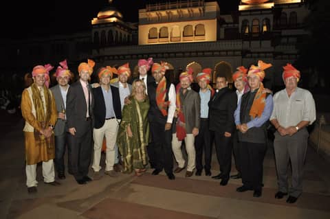 Large group in turbans, palace behind (wider)