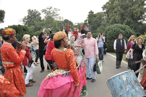 Daytime street: folk musicians and dancers in red and pink